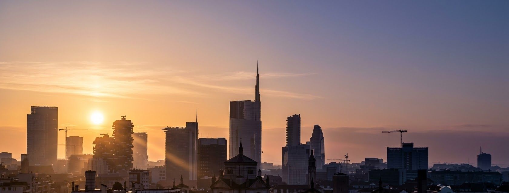 Skyline di Milano al tramonto con i grattacieli di Porta Nuova